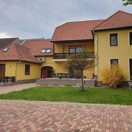 Diofa Vendeghaz Apartment Eger Bagian luar foto