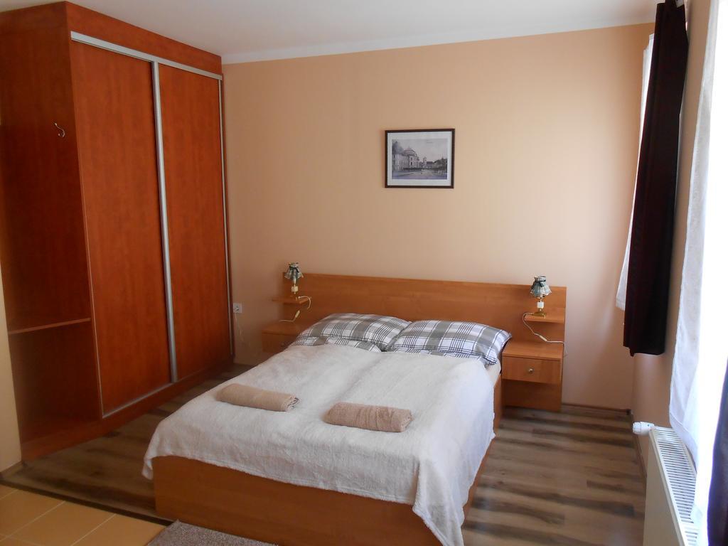 Diofa Vendeghaz Apartment Eger Bagian luar foto