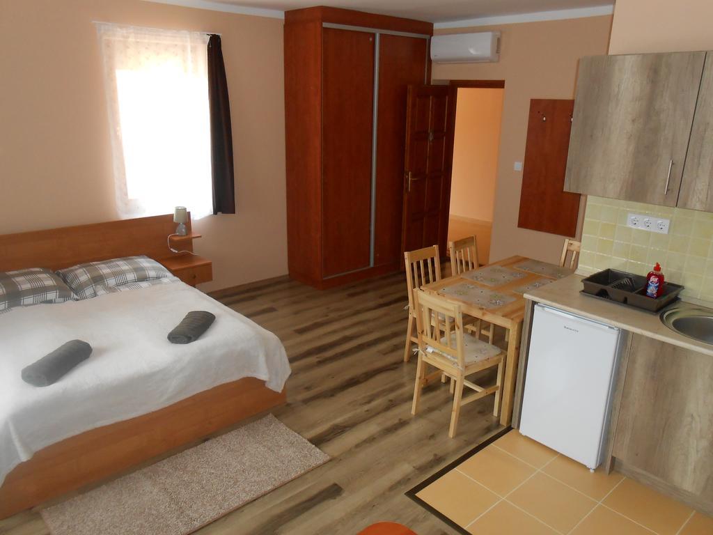 Diofa Vendeghaz Apartment Eger Bagian luar foto
