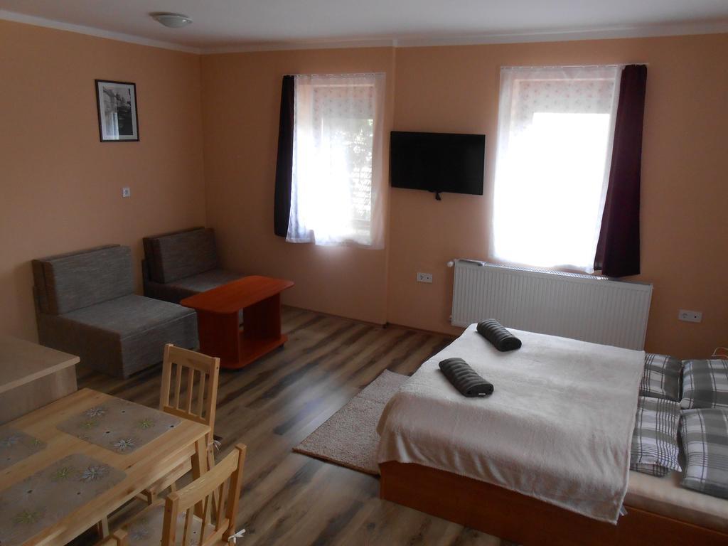 Diofa Vendeghaz Apartment Eger Bagian luar foto