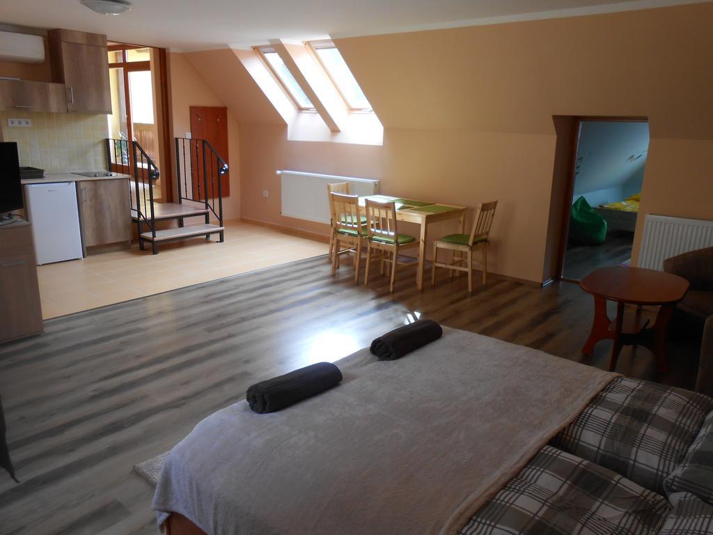 Diofa Vendeghaz Apartment Eger Bagian luar foto