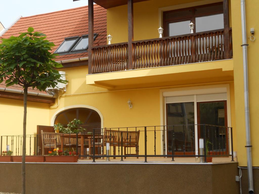 Diofa Vendeghaz Apartment Eger Bagian luar foto