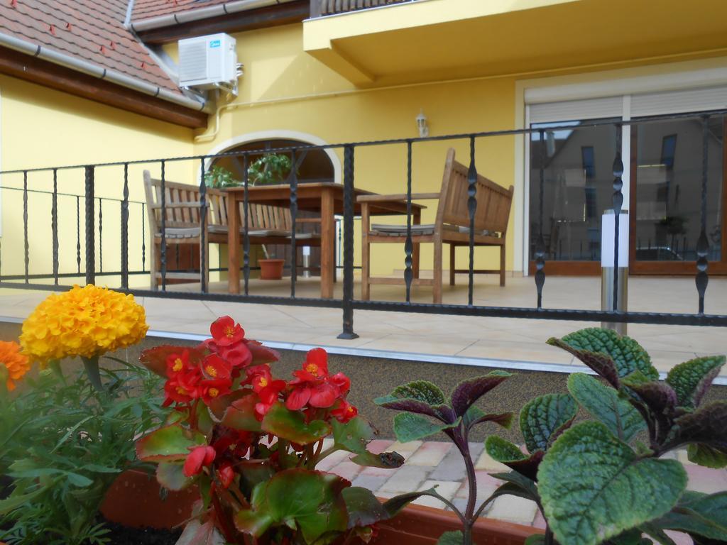 Diofa Vendeghaz Apartment Eger Bagian luar foto